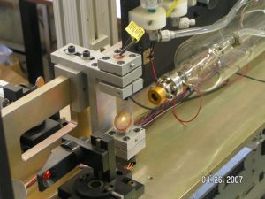 Tubul laser cu CO2 in testare pe un banc de probe